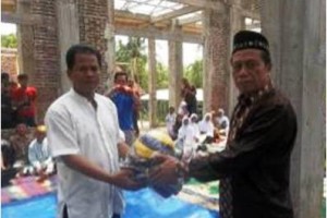Amin Santono memberikan bantuan saat berkunjung ke desa terpencil di Kecamatan Subang.